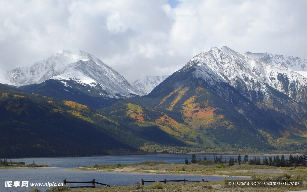 雪山湖泊壮丽自然景观