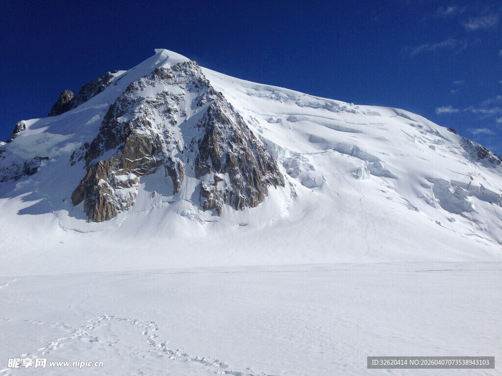 巍峨雪山壮丽景致