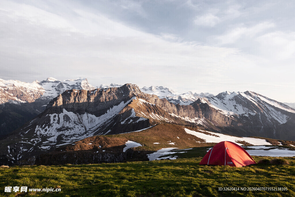 山野间的红色露营帐篷