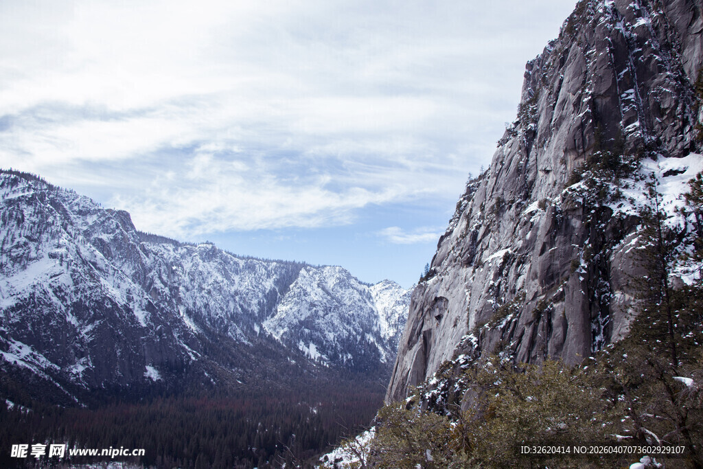 壮丽雪山峡谷风光