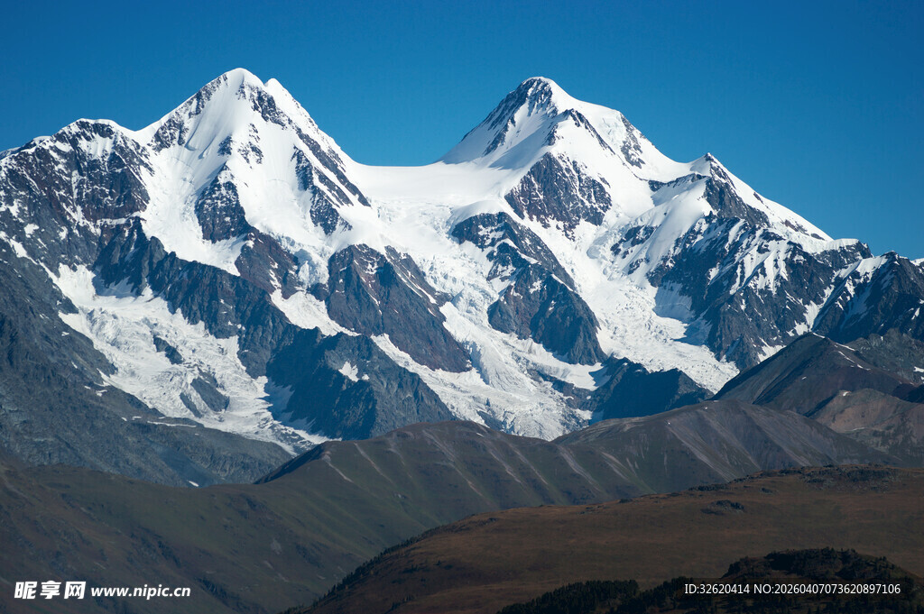 巍峨雪山壮丽景观