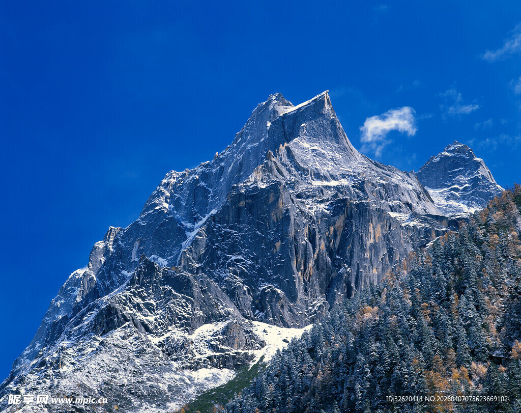 巍峨雪山壮丽景致
