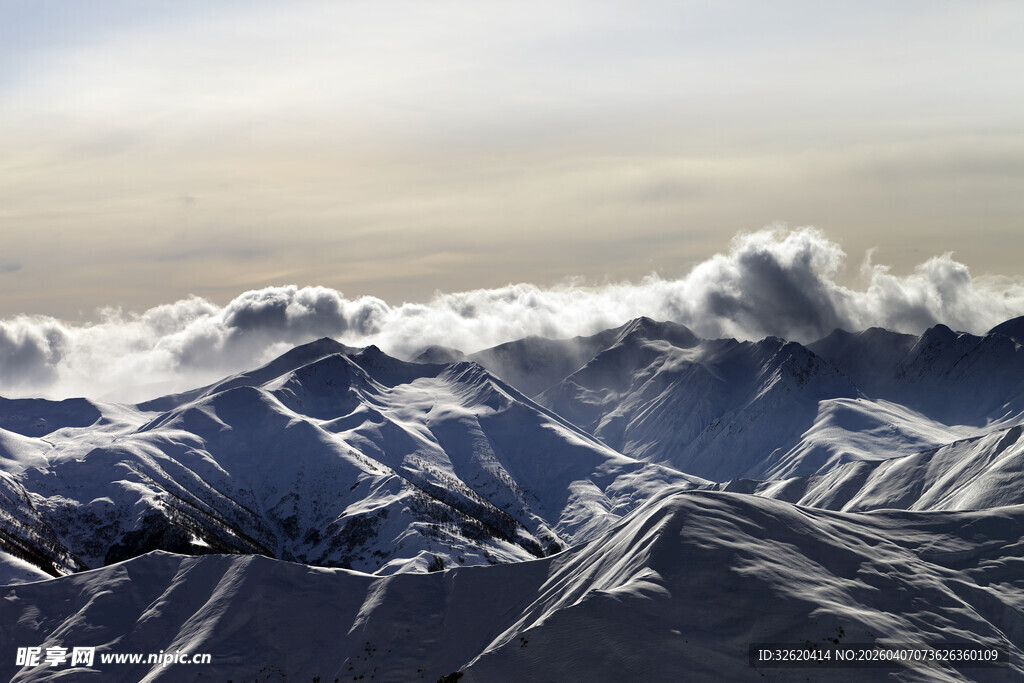 雪山云海壮丽风光