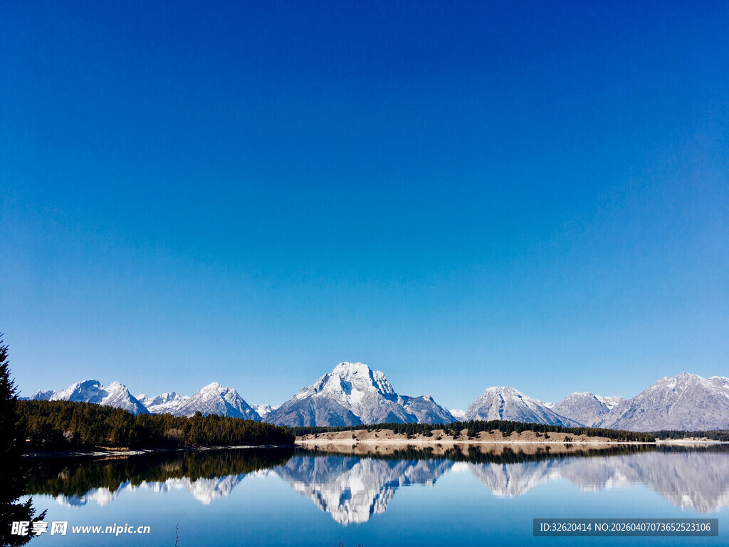 宁静湖景中的雪山倒影