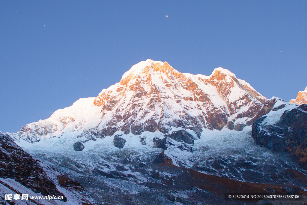雪山壮丽日出景观