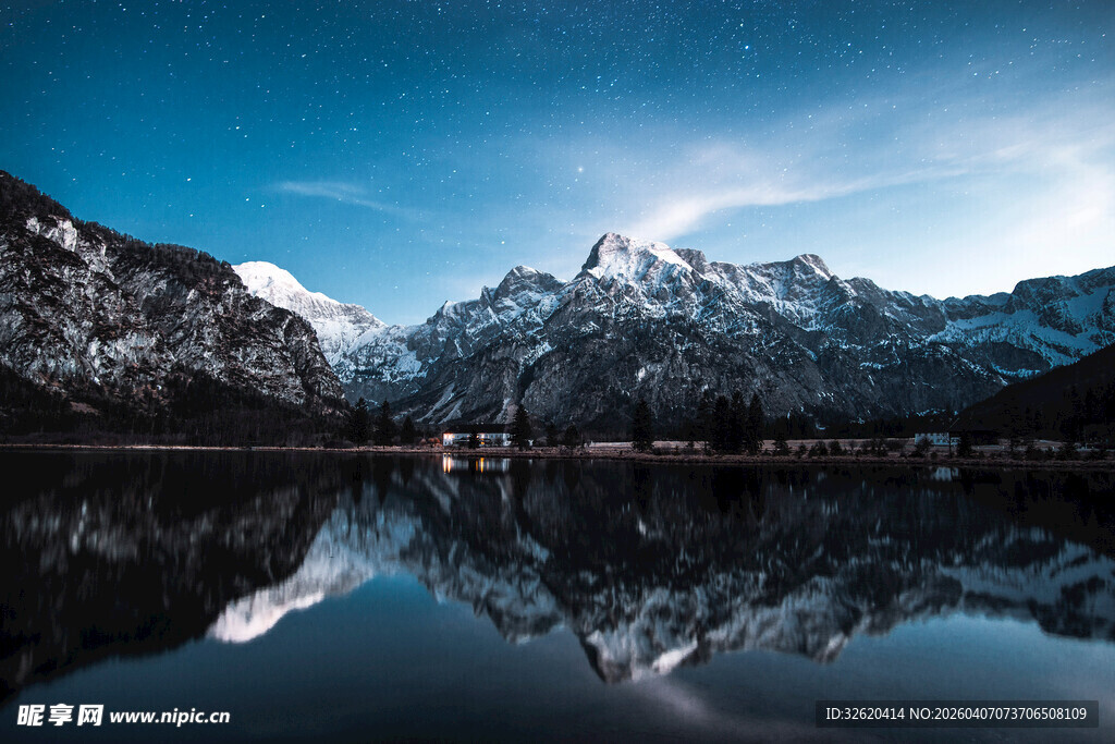 雪山湖泊的绝美倒影