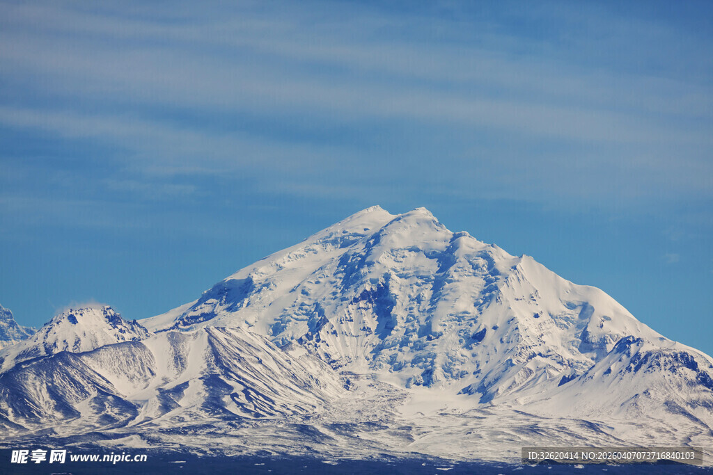 巍峨雪山壮丽景致