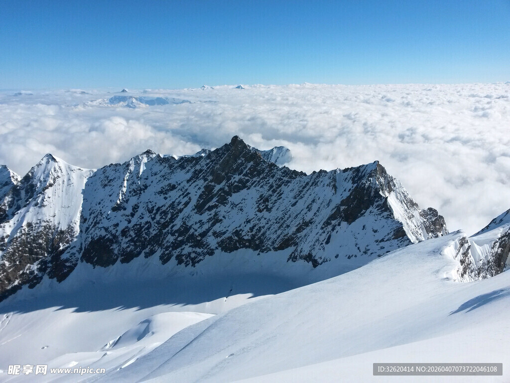 雪山之巅壮丽雪景