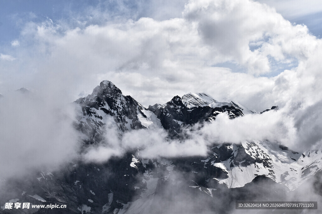 云雾缭绕的壮丽雪山