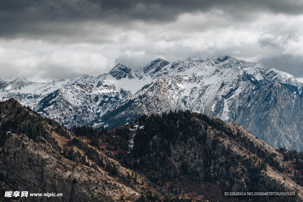 壮丽雪山与山峦景观