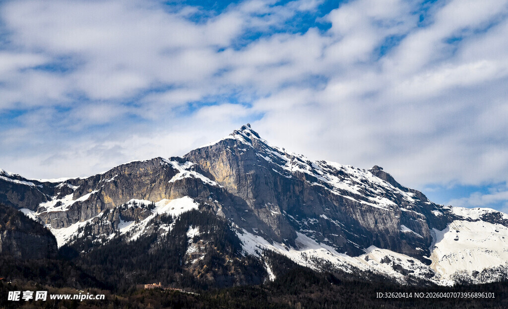 巍峨雪山与蓝天相映