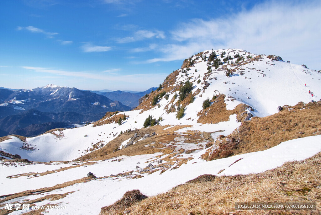 雪山峻岭壮丽风光