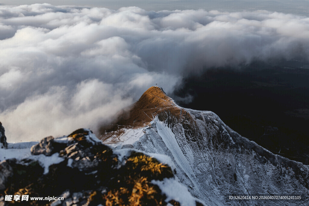 云雾缭绕的壮丽雪山之巅