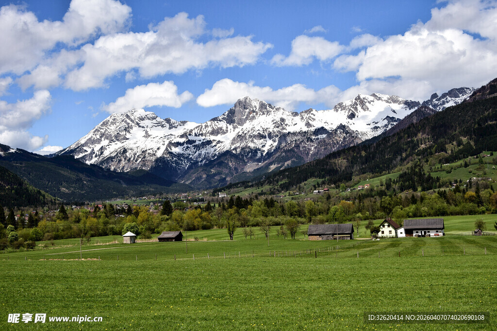 雪山下的翠绿田园风光