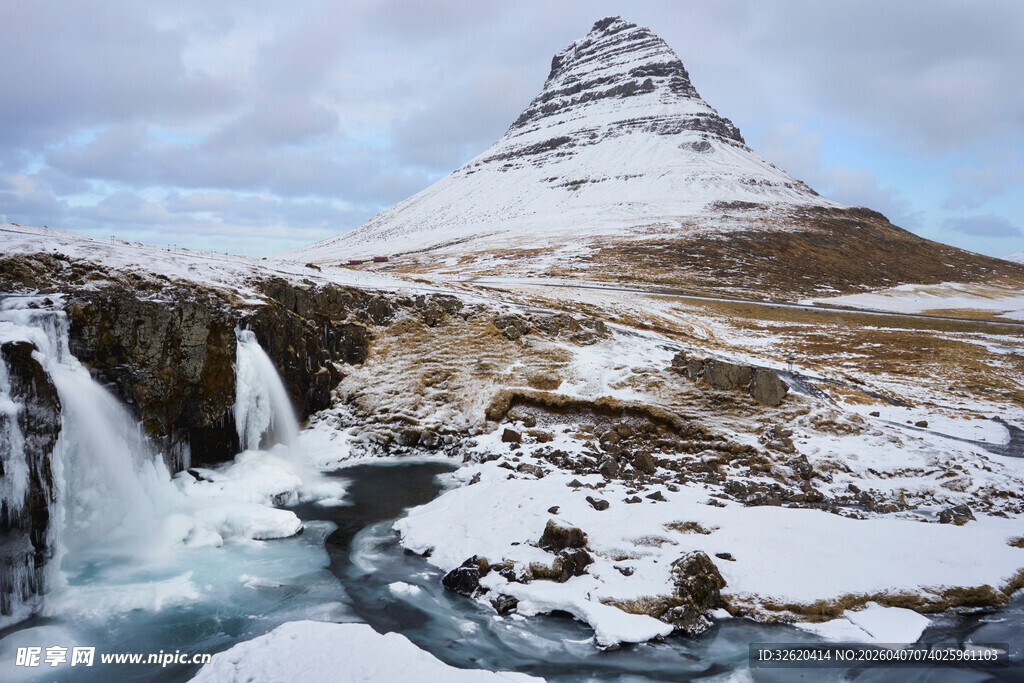 冰岛雪山瀑布壮丽景观
