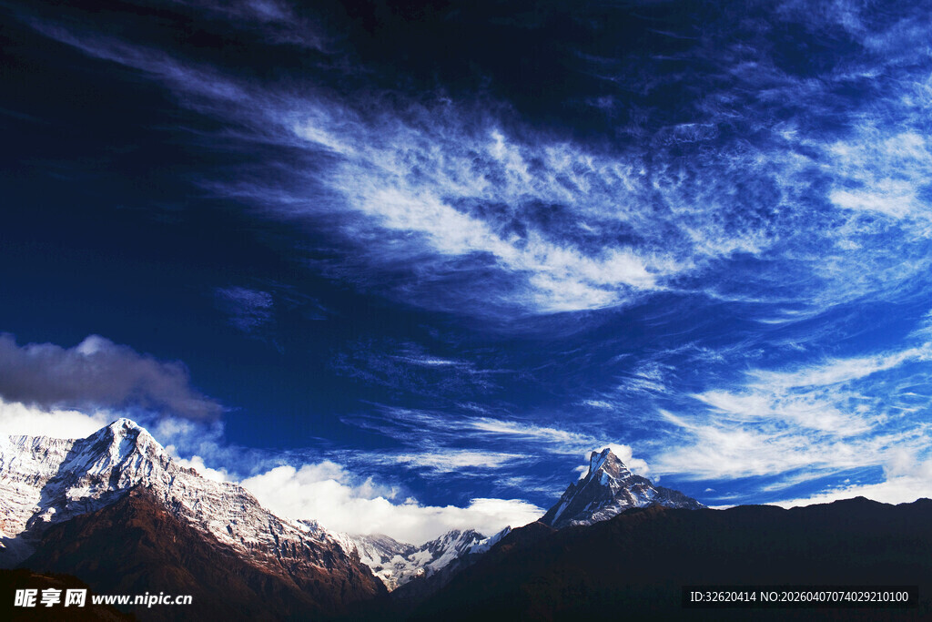 壮丽雪山与梦幻天空