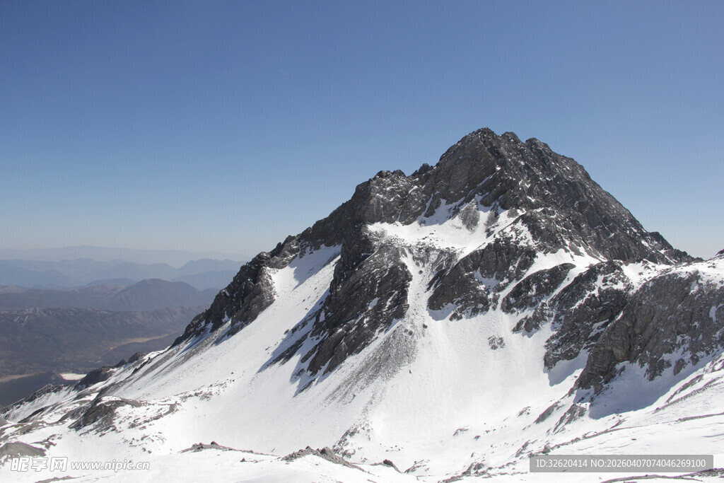巍峨雪山景致