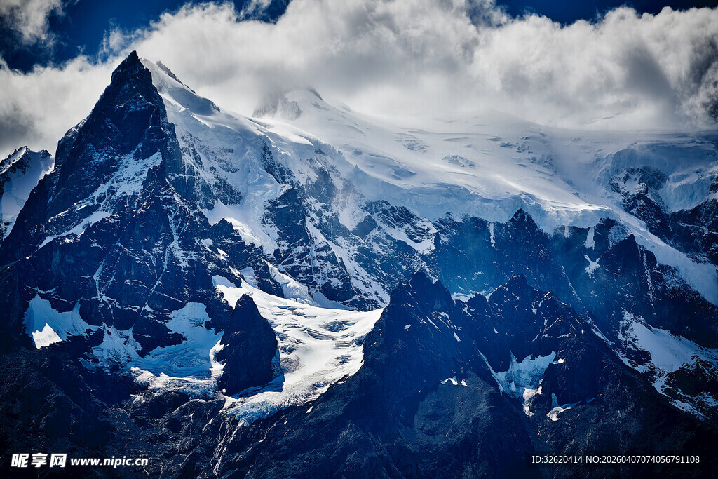 巍峨雪山云雾缭绕之景