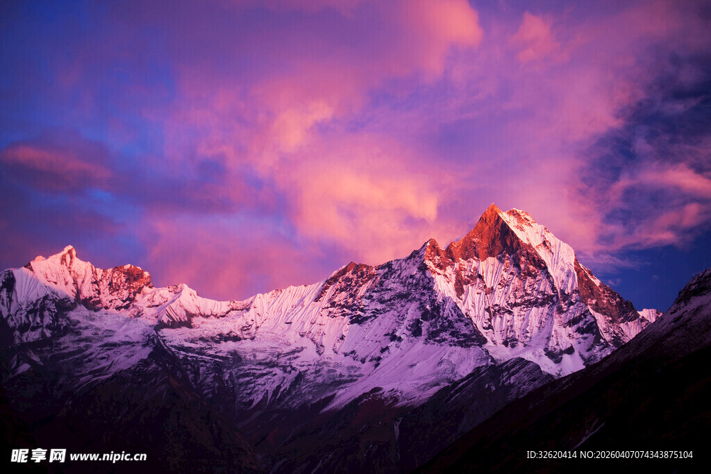 壮丽雪山遇梦幻晚霞