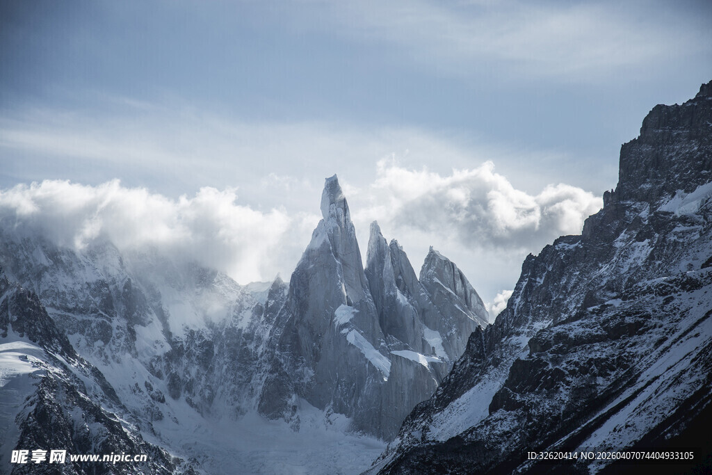 巍峨雪山云雾缭绕之景
