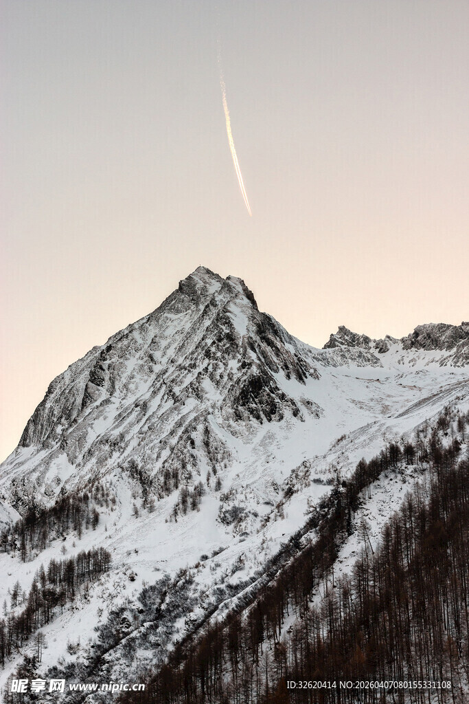 雪山天际的流星轨迹