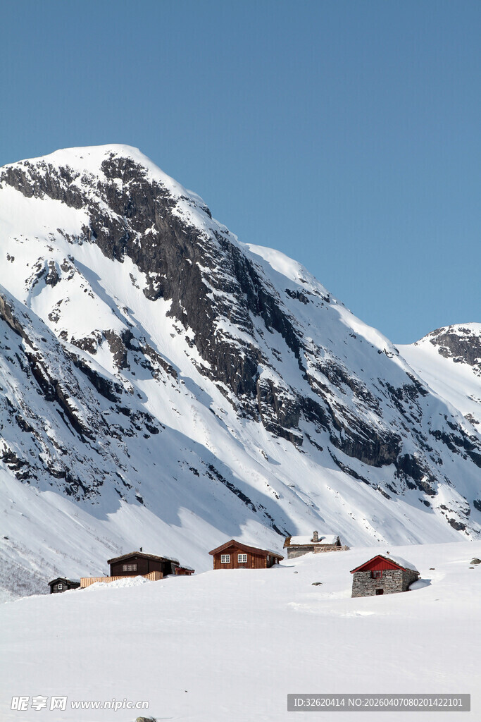 雪山下的红顶小屋
