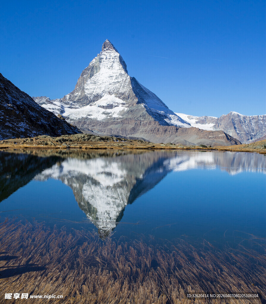 马特洪峰倒映在清澈湖水中