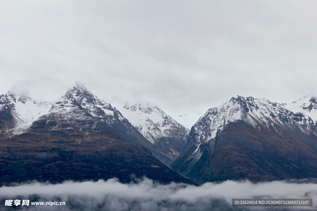 雪山云海壮丽自然景观