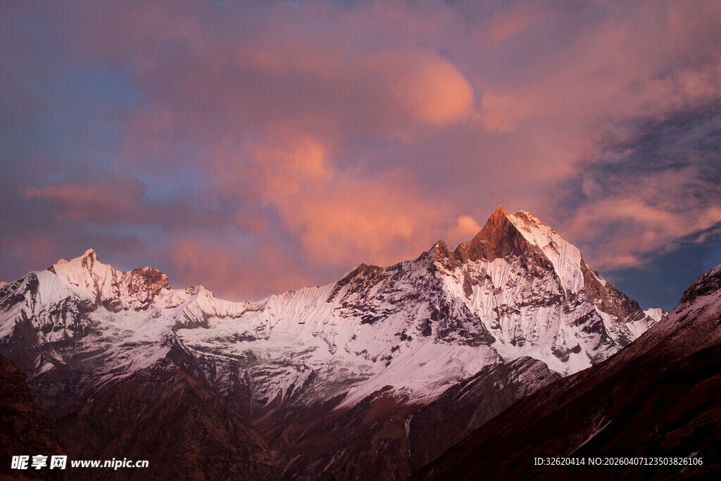 壮丽雪山映晚霞美景