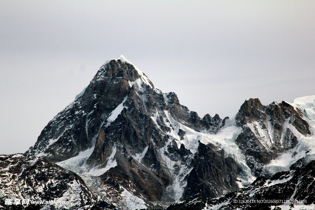 巍峨雪山壮丽自然景观