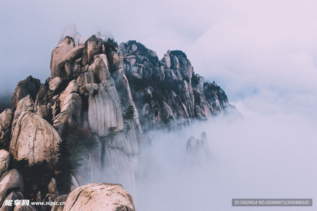 云雾缭绕的嶙峋山峰