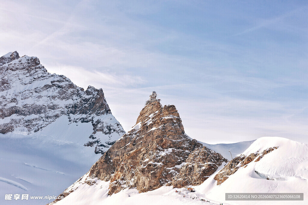 雪山巍峨壮丽景观