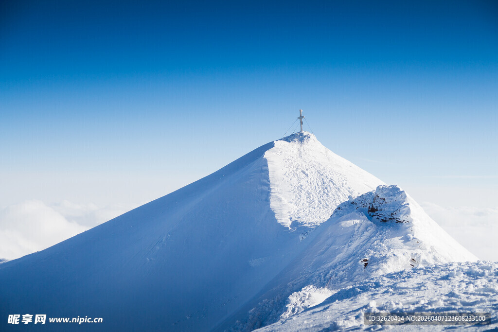 雪山之巅壮丽景观