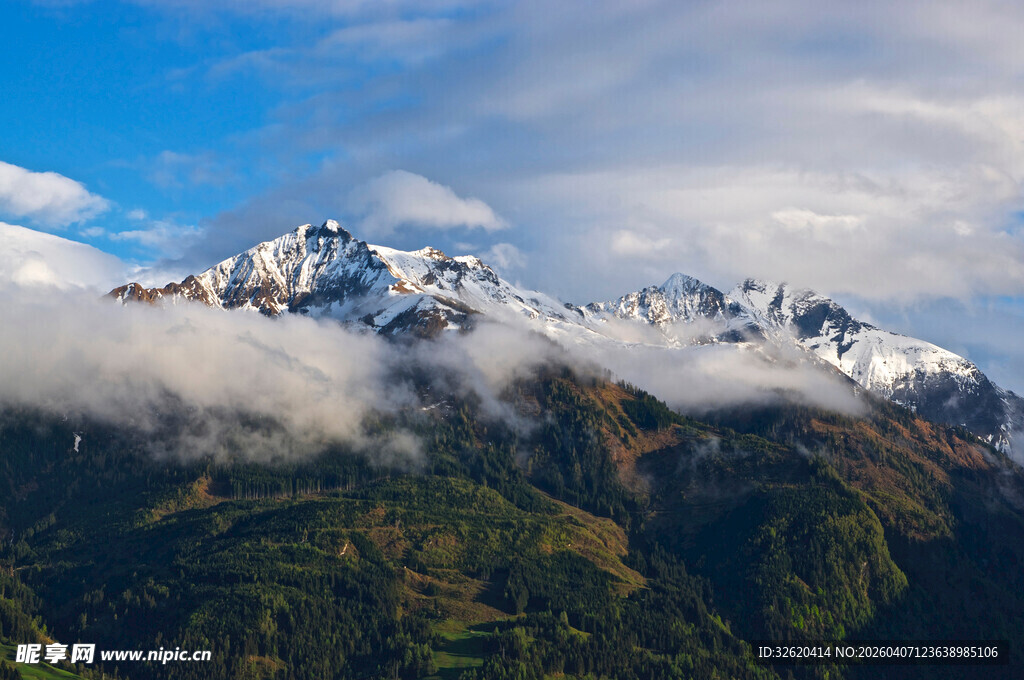 雪山云海间的壮丽风光