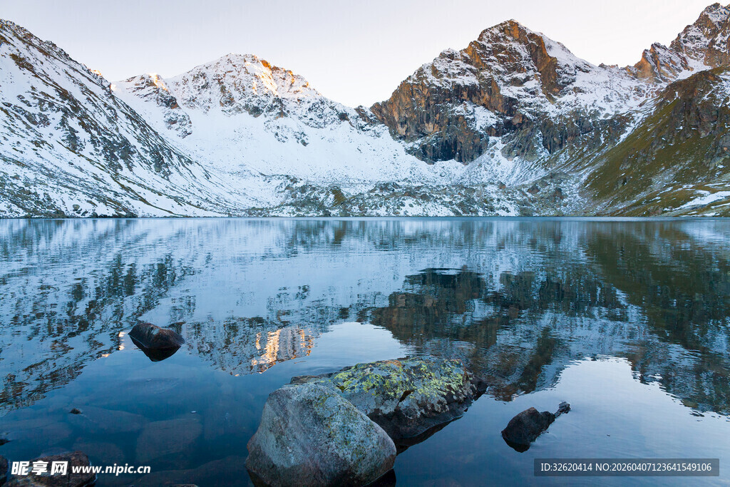 雪山倒映在静谧湖水中