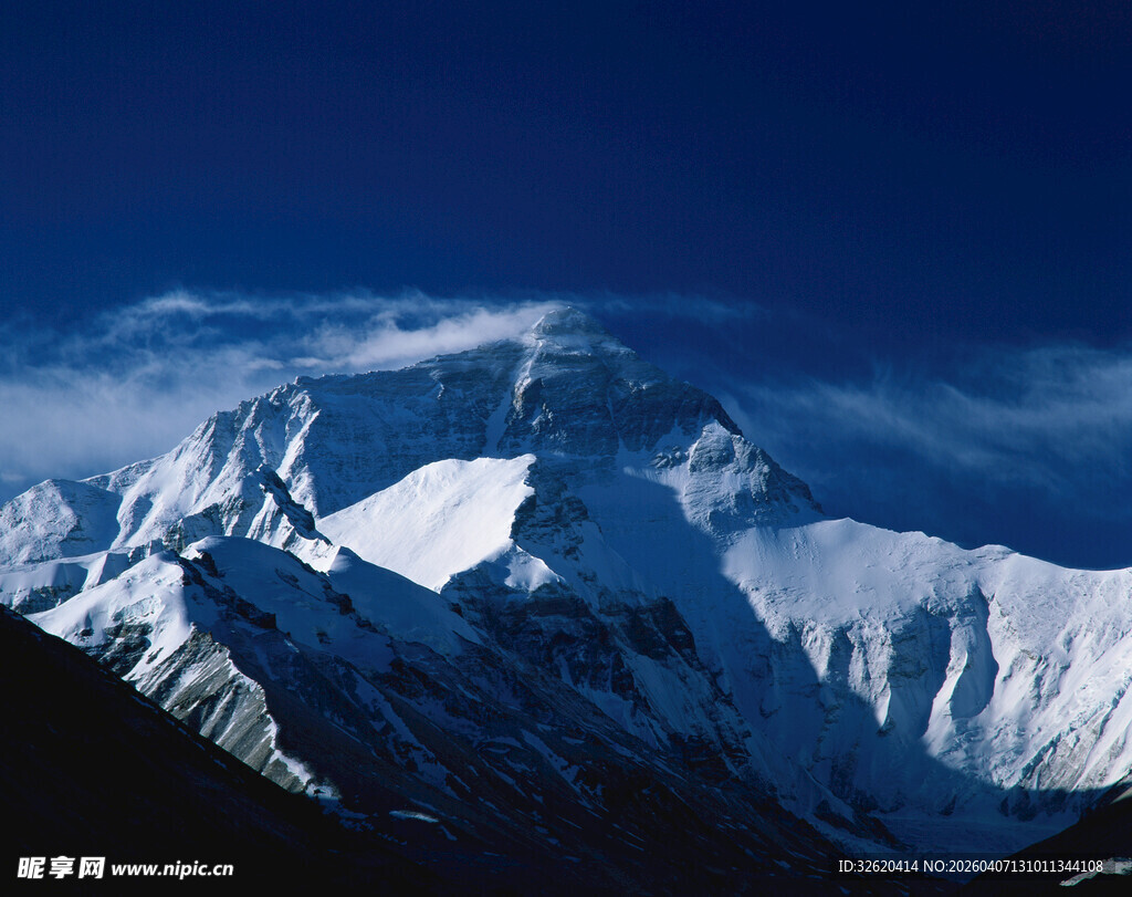 巍峨雪山壮丽景致