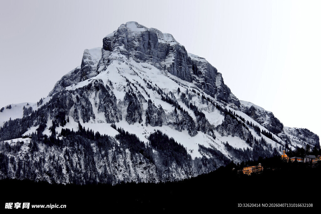 巍峨雪山壮丽景观