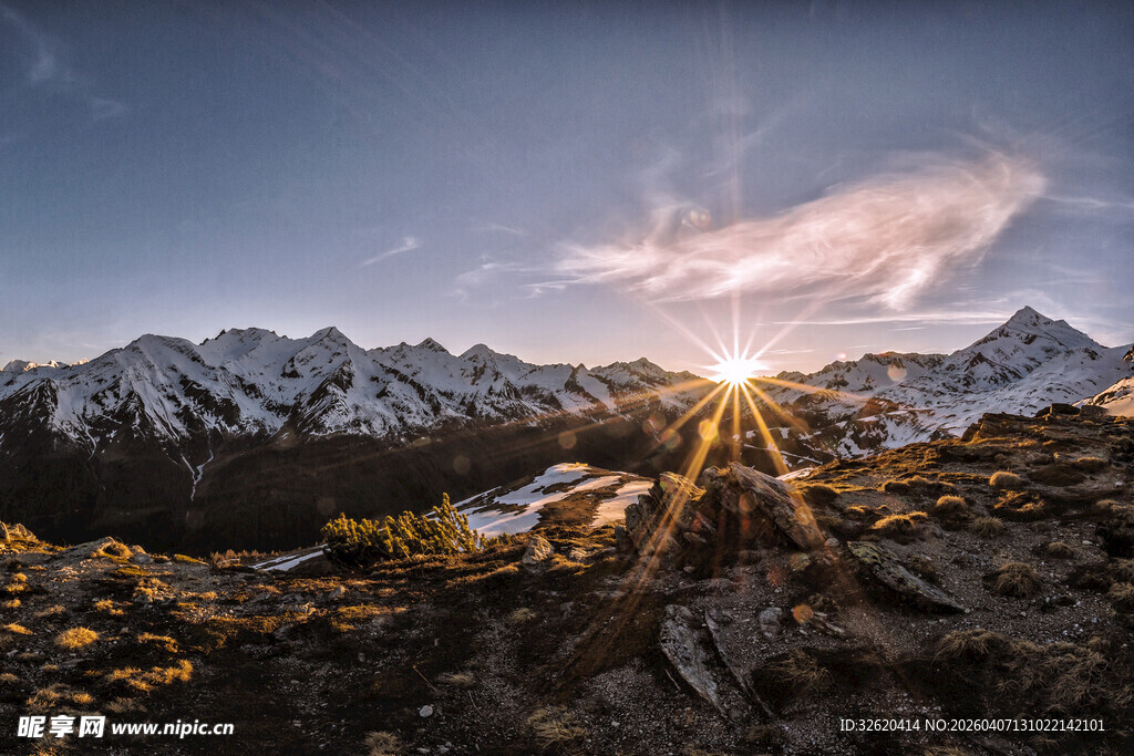 雪山日出壮丽自然景观