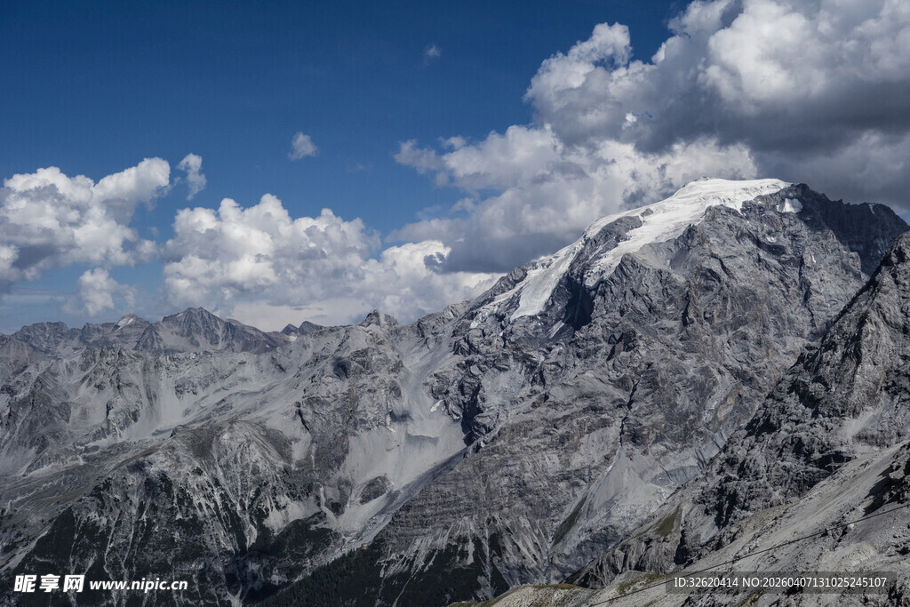 巍峨雪山蓝天白云美景