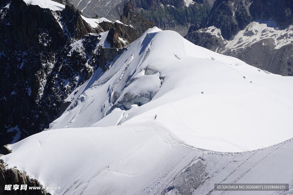 巍峨雪山壮丽景致