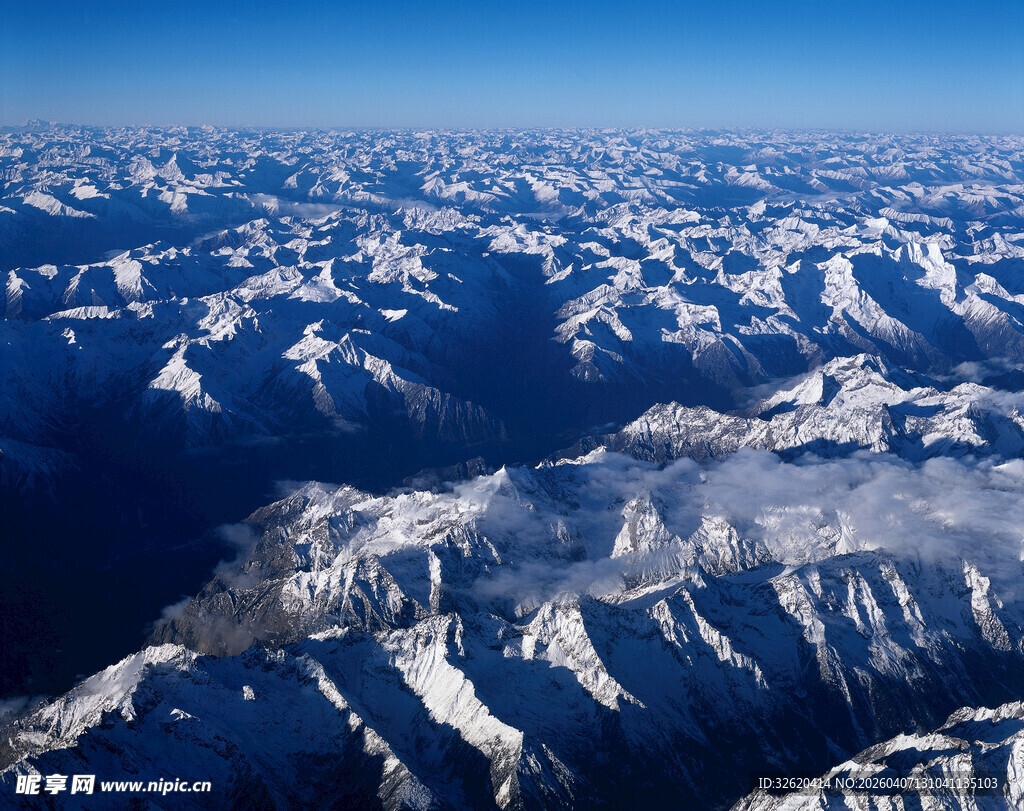 俯瞰壮丽雪山景观