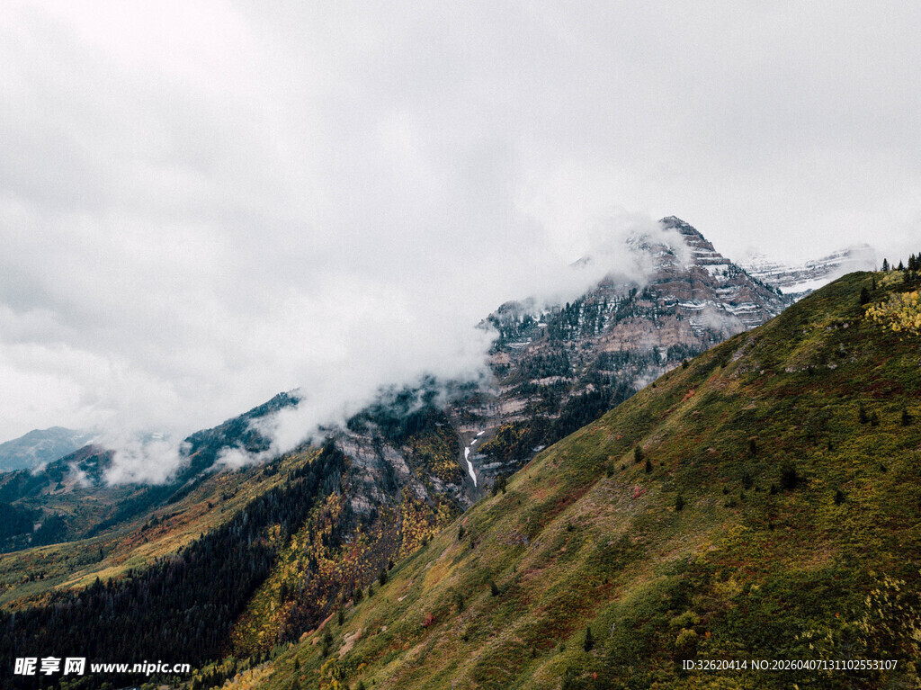 云雾缭绕的壮丽山峰