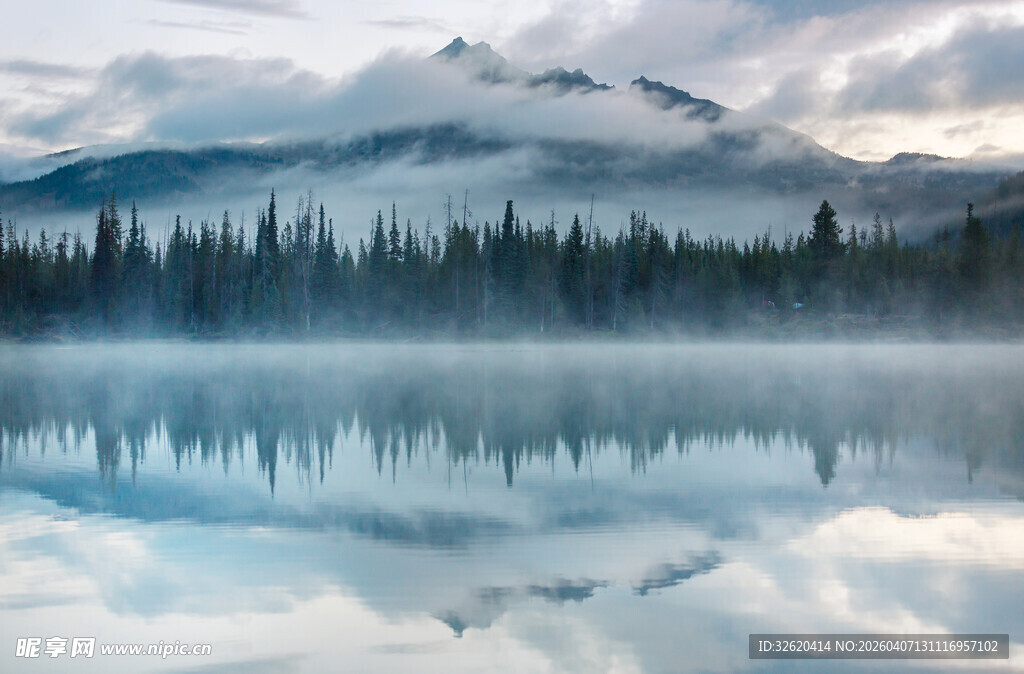 宁静山水间的湖光山色美景