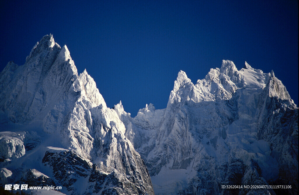 巍峨雪山壮丽景致
