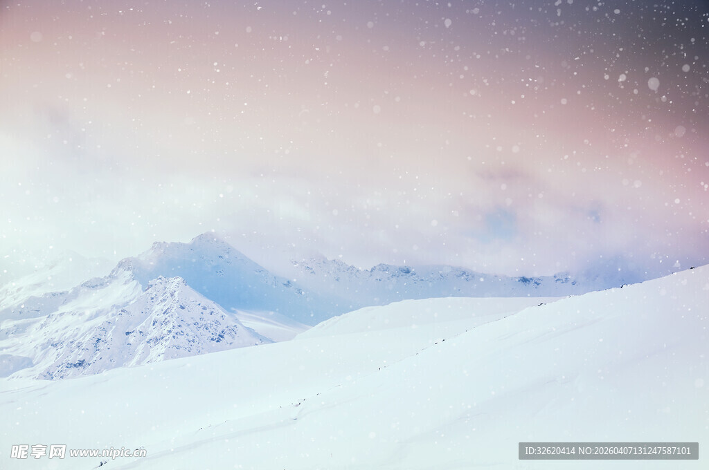 梦幻雪景中的壮丽雪山
