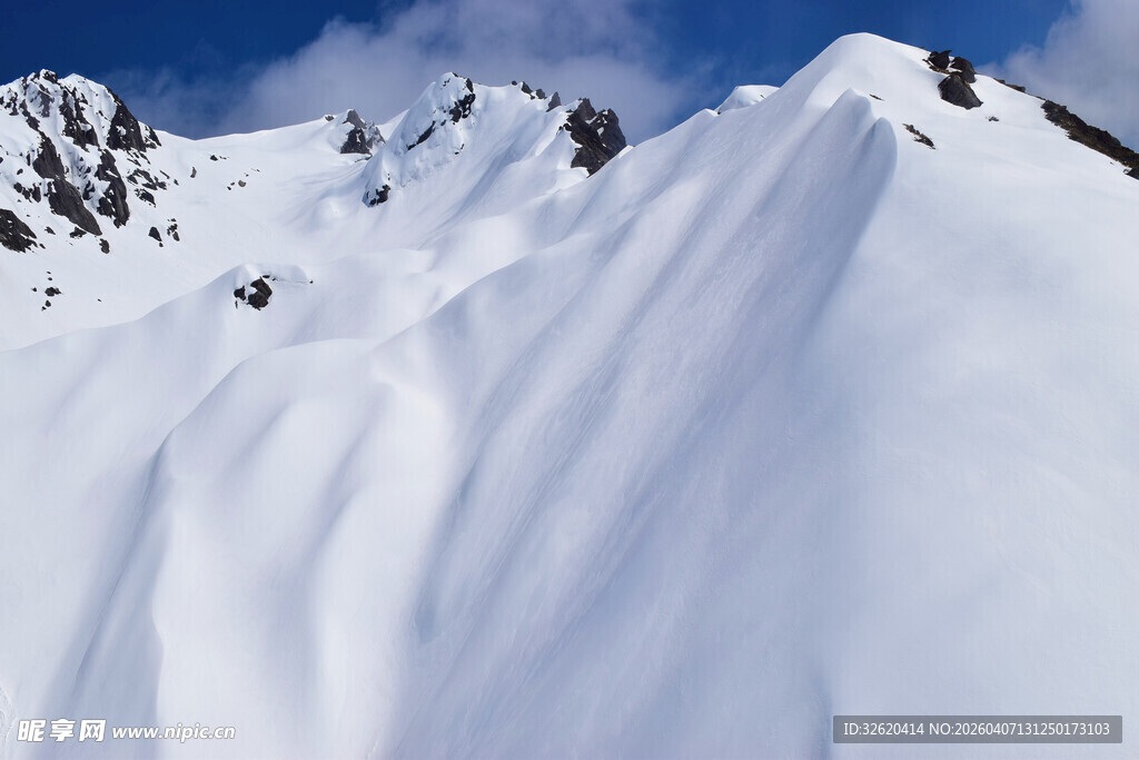 巍峨雪山壮丽景致