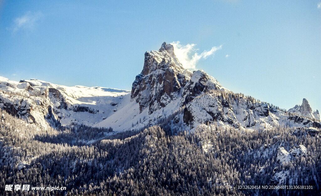雪山峻岭壮丽风光