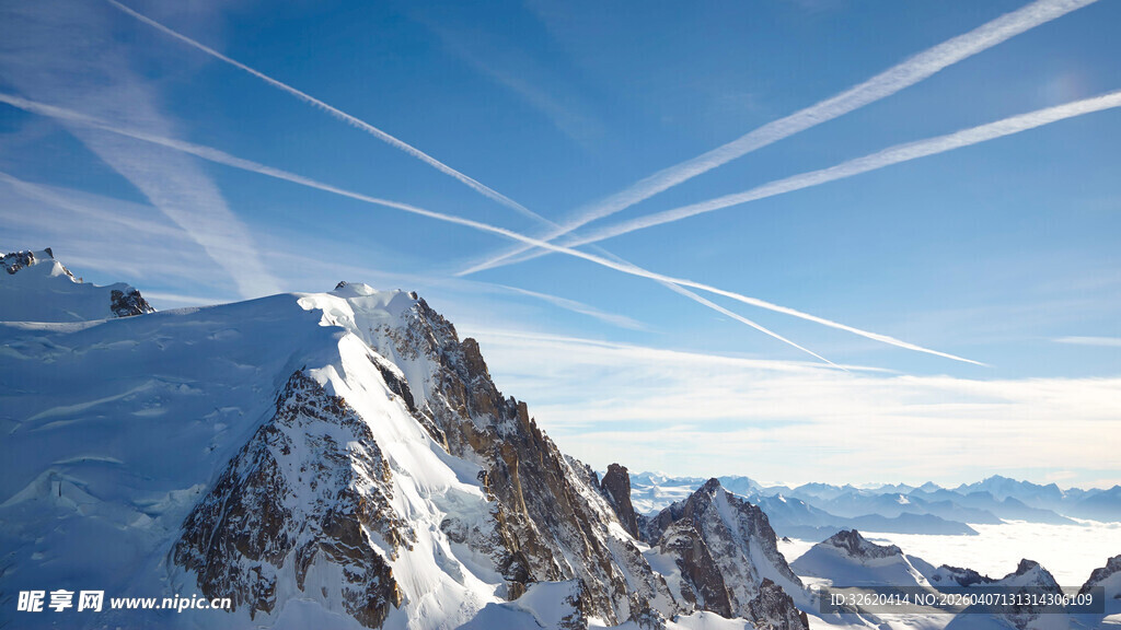 雪山蓝天壮丽美景