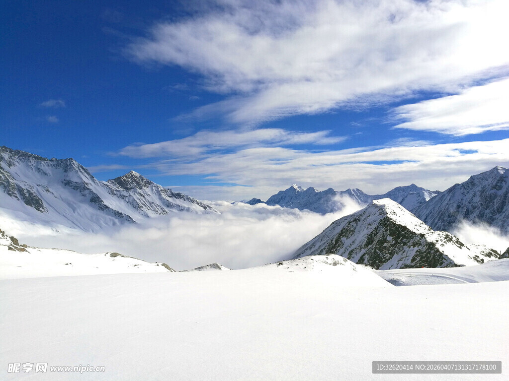 雪山蓝天壮丽自然景观