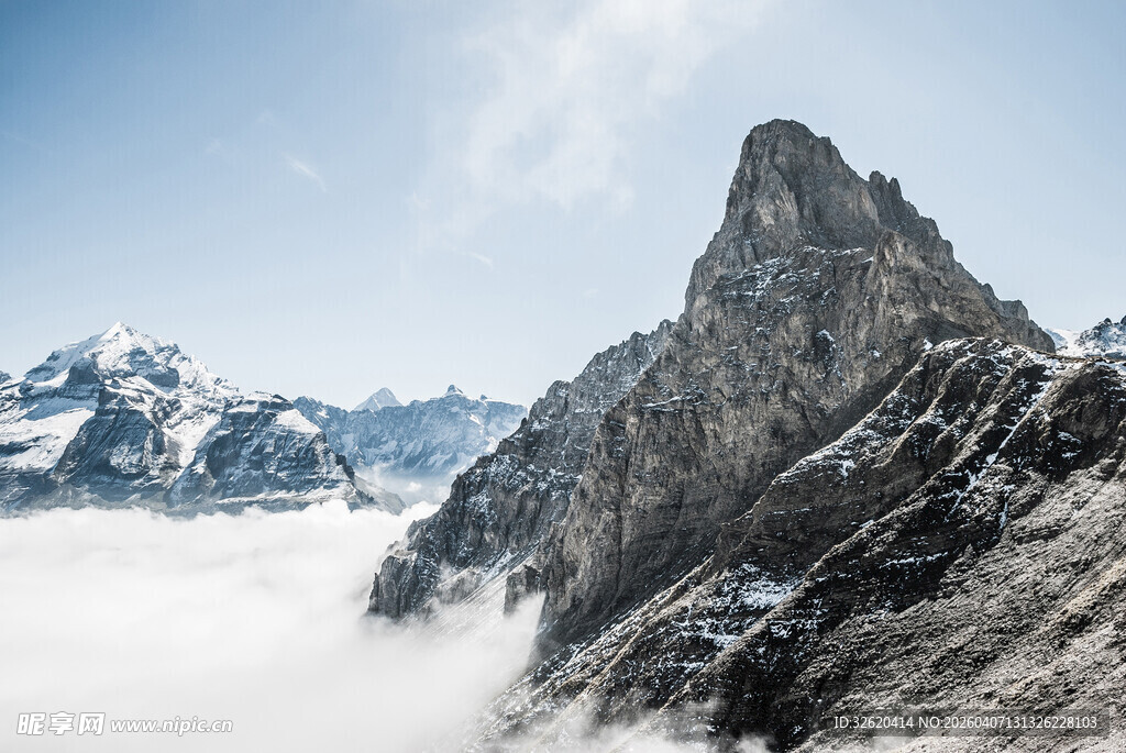 巍峨雪山云雾缭绕之景